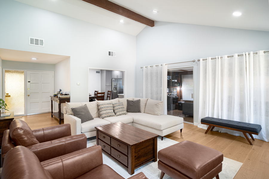How to Choose the Right Leather Cushion for A Modern Aesthetic