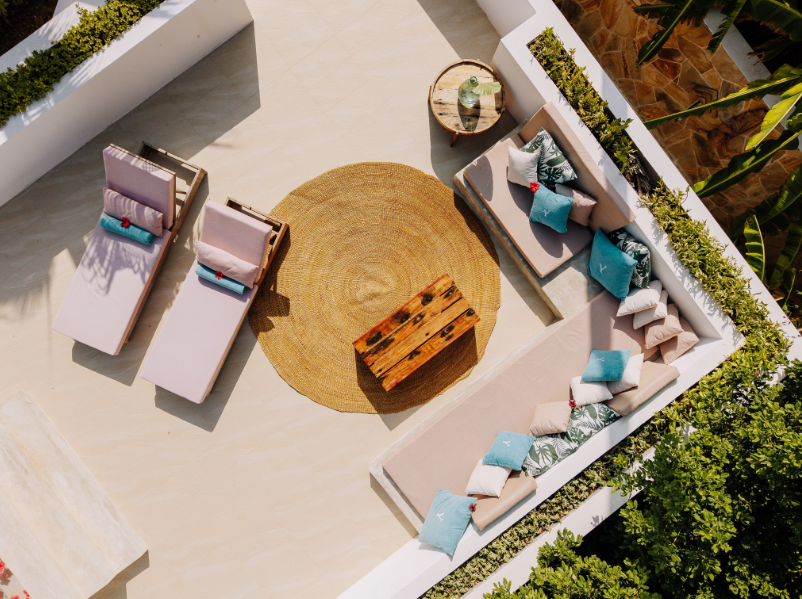 Outdoor Rugs for Hotels and Restaurants: An Interior Designer's Guide to Specifying for Durability and Procurement