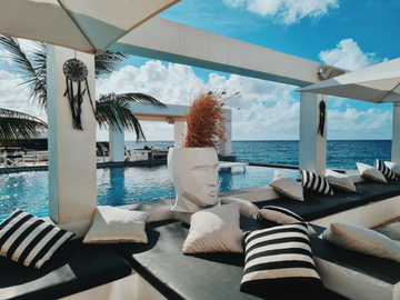 How Often Should Resorts Replace Outdoor Cushions? Signs It’s Time for a Summer 2027 Refresh