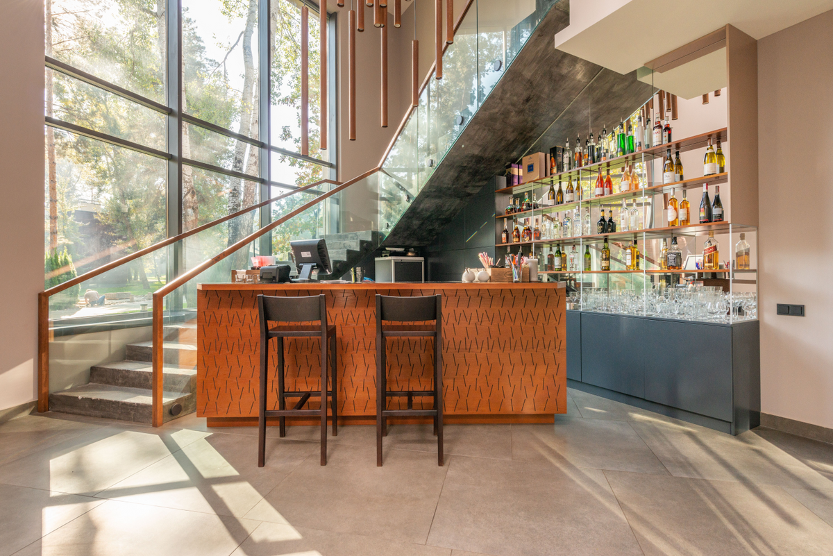 How Do You Build a Home Bar People Remember?