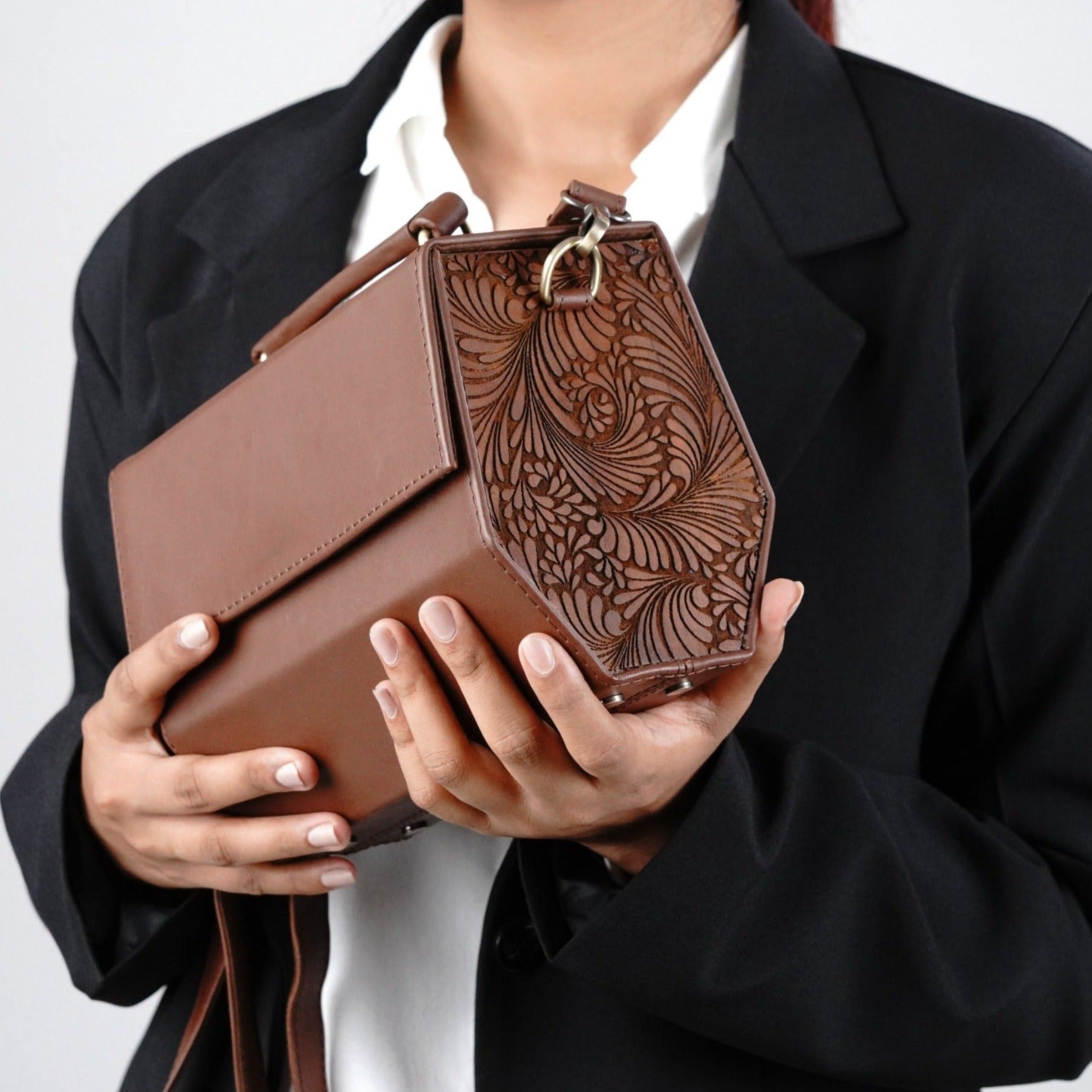 ♦花の金曜セール♦　銀座白牡丹、ショルダーバッグ 革工芸、箱付き Sienna Blossom Carver Satchel Bag